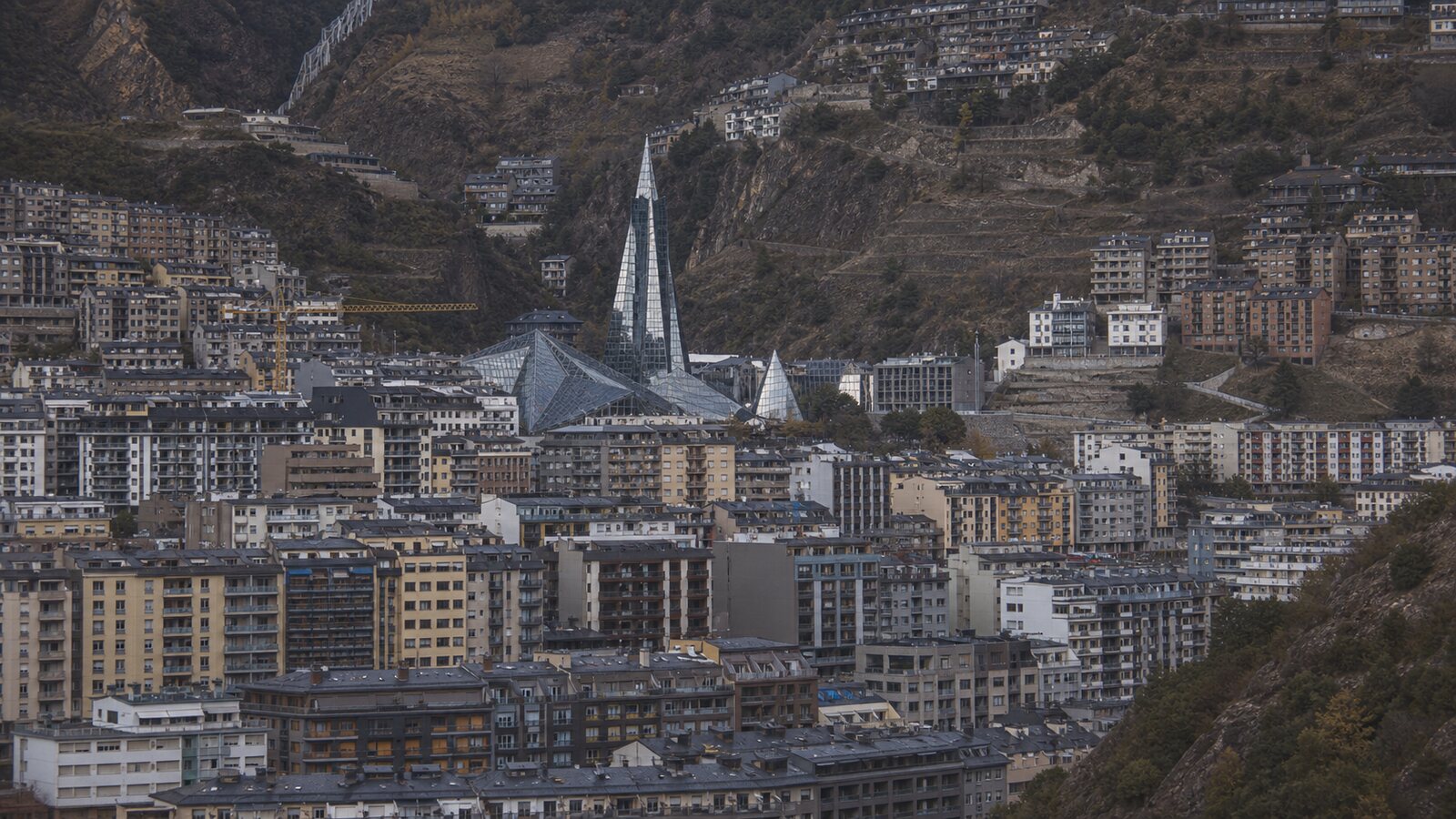 Viviendas densas de Escaldes-Engordany con el edificio de Caldea