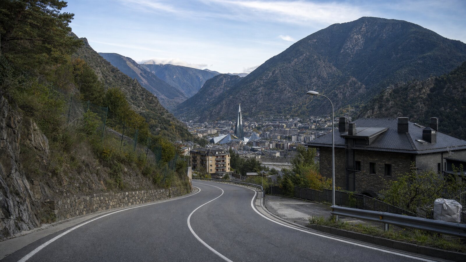 Carretera andorrana hacia el valle central con Caldea al fondo