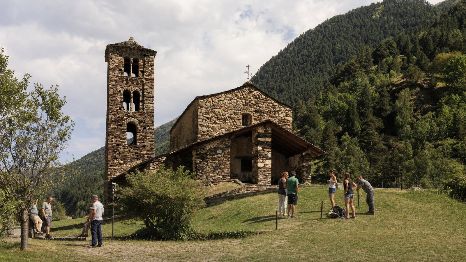 Sant Joan de Caselles con vecinos en el paisaje montañoso de Canillo